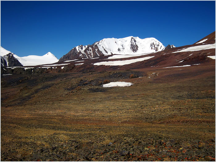Заилийский Алатау, Тянь-Шань, Казахстан. Вид с перевала Кокбулак на вершины Актау и Талгар