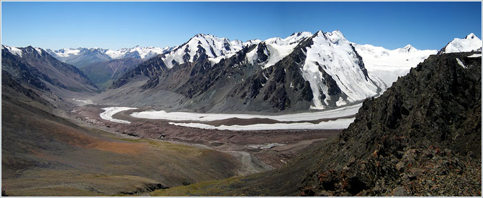 Заилийский Алатау, Тянь-Шань, Казахстан.  Вид с перевала Кокбулак на ледник Корженевского