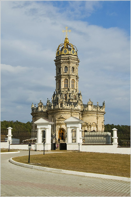 Усадьба Дубровицы. Знаменская церковь