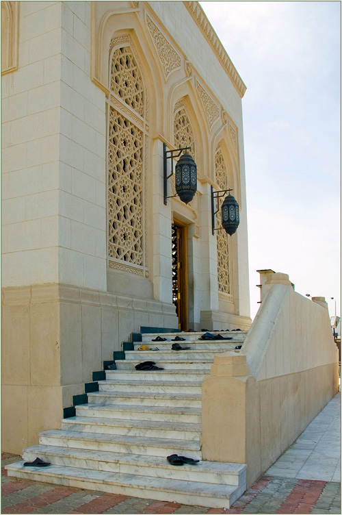 Египет. Хургада. Мечеть Абдульхасана Эльшази. Тапочки у мечети.