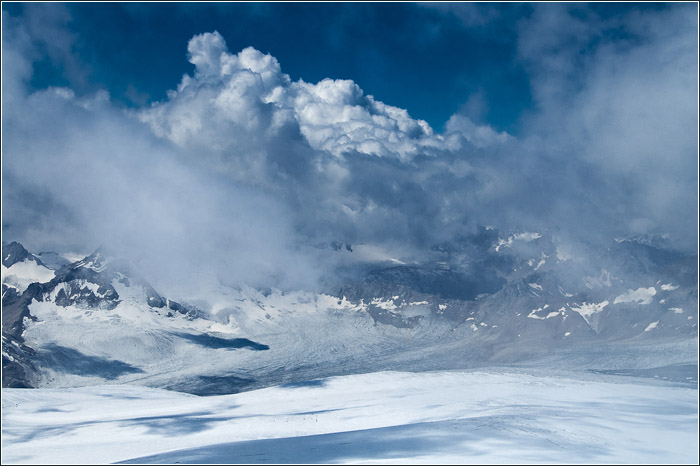 Эльбрус. Ледник и облака.
