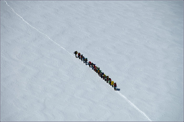 Приэльбрусье. Туристическая группа идёт по тропе через ледовые поля Эльбруса
