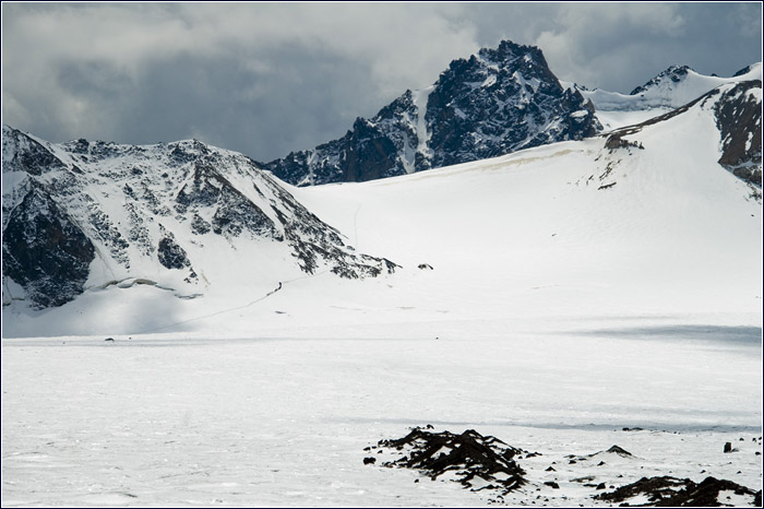 Вид на перевал Ирикчат. Слева видна группа поднимающаяся по неправильной опасной тропе