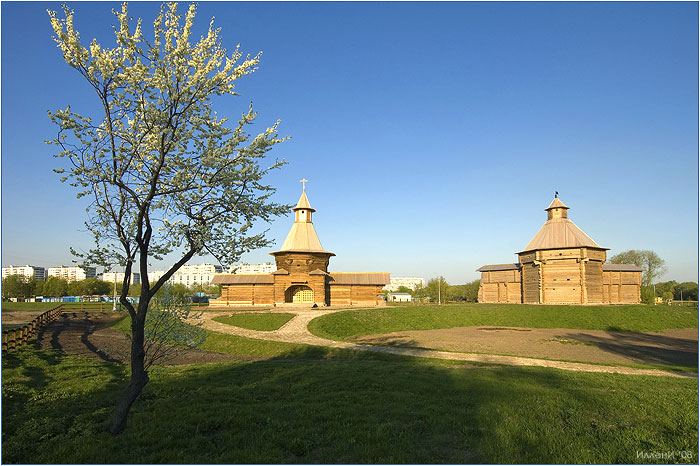 Коломенское. Надвратная башня Николо - Карельского монастыря.  