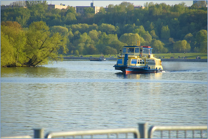 Коломенское.  Москва река. Прогулочный теплоход