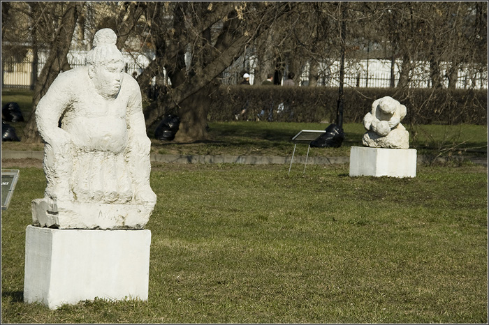 Музеон. Фото.  Парк искусств в Москве. Парк скульптуры за ЦДХ.  Сумоист.