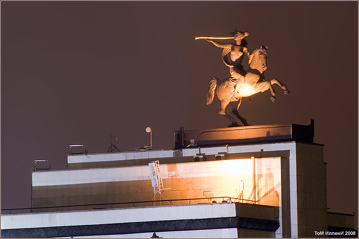 Скульптура на крыше музея ВОв на Поклонной горе