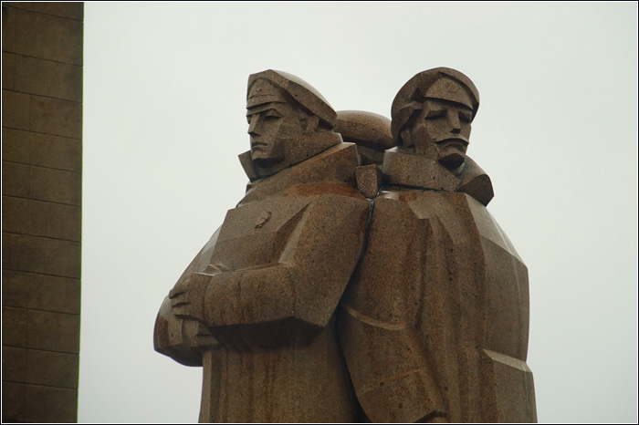 Латвия. Рига.   Фото города. Памятник Латышским красным стрелкам
