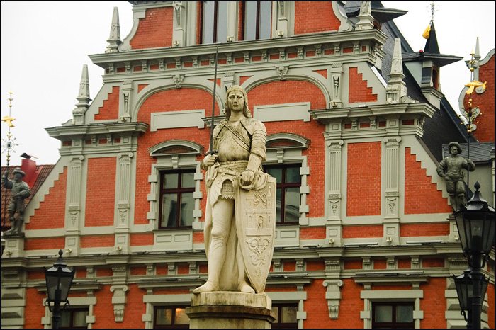 Латвия. Рига.   Фото города. Статуя Роланда. 