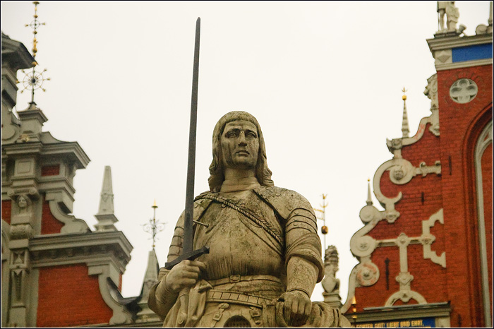 Латвия. Рига.   Фото города. Статуя Роланда. 