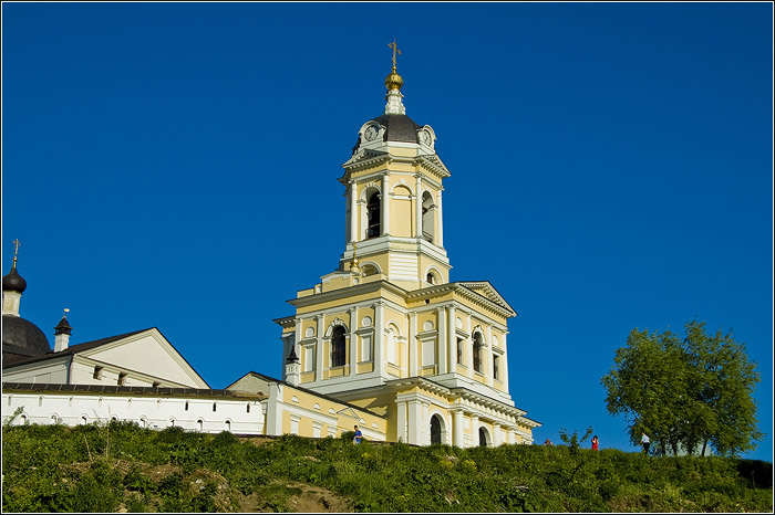 Серпухов. Высоцкий монастырь. Колокольня и Трех-святительская церковь