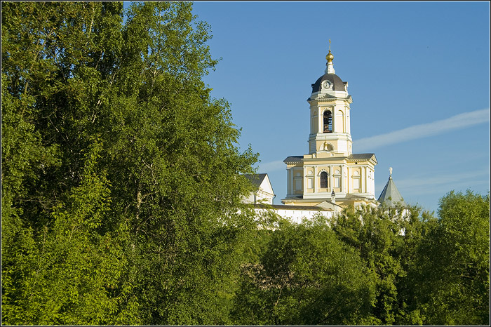 Серпухов. Высоцкий монастырь. Колокольня и Трех-святительская церковь