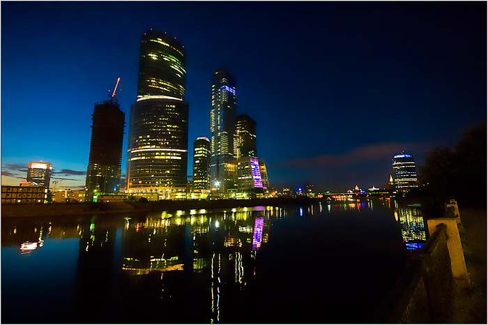 Отражение Сити в Москве - реке
